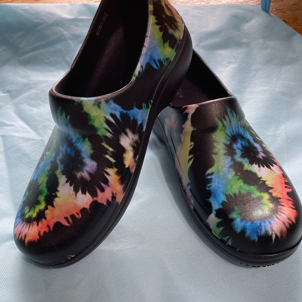 Cross Neria Pro ll Graphic Clogs!